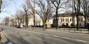 Antyaborcyjnya ciężarówka w Alei Szucha przed Trybunałem Konstytucyjnym