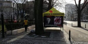Antyaborcyjnya ciężarówka w Alei Szucha przed Trybunałem Konstytucyjnym