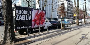 Antyaborcyjnya ciężarówka w Alei Szucha przed Trybunałem Konstytucyjnym