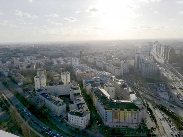 Ulica Grójecka na warszawskiej Ochocie. Widok z tarasu klubu "Level 27" na pierwszym dachu wieżowca Milenium Plaza, zwanego popularnie "Turkiem". 