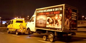 Odholowanie propagandowej ciężarówki spod Szpitala Bielańskiego