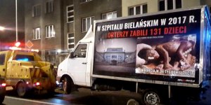 Odholowanie propagandowej ciężarówki spod Szpitala Bielańskiego