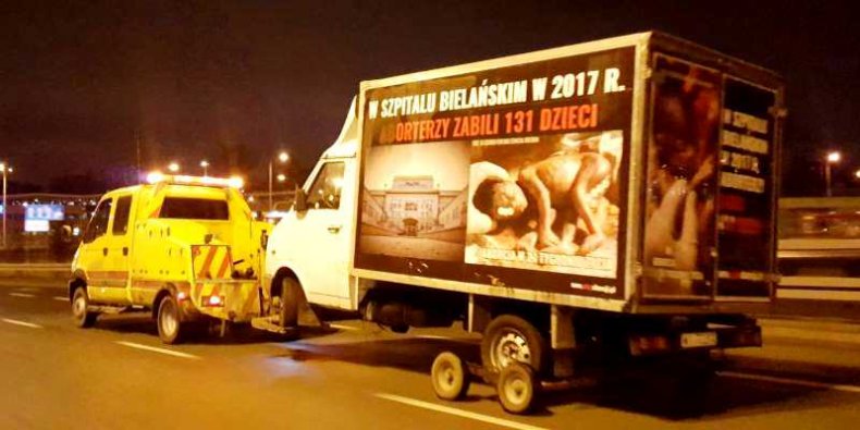Odholowanie propagandowej ciężarówki spod Szpitala Bielańskiego