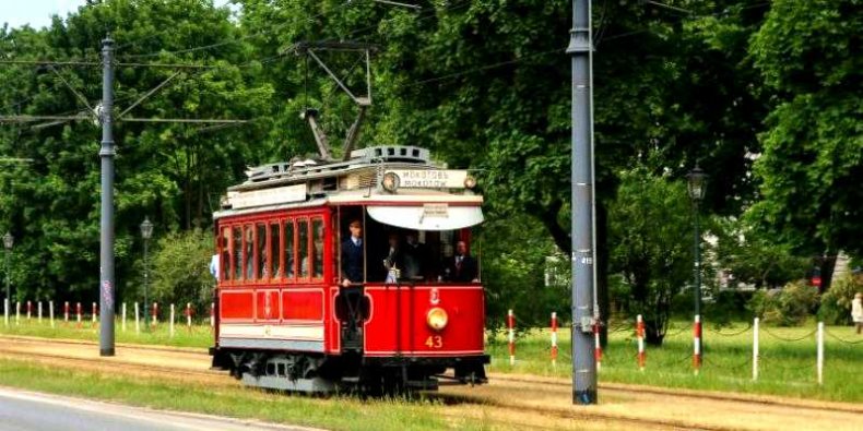 Tramwaj A - Najstarszy wagon spośród zgromadzonych w kolekcji Tramwajów Warszawskich. Pojazd pochodzi z pierwszej serii elektrowozów zamówionych w 1905 roku. Seria ta, licząca 130 pojazdów została zbudowana latem 1906 r. i odesłana do Warszawy jesienią, gdzie schowana w nowobudowanych remizach oczekiwała uruchomienia tramwajów elektrycznych.