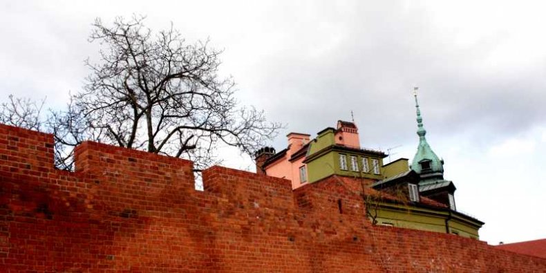 Widok zza muru - Warszawska Starówka