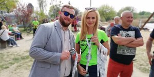 Bieg Ekstremalna Trójka w Szczytnie 2019 - radny Miasta Szczytno Karol Furczak z organizatorką biegu obok Dyrektor MOS w Szczytnie Arkadiusz Leska