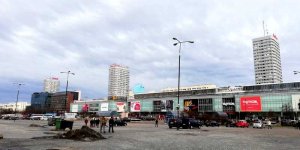 Ściana Wschodnia przy ulicy Marszałkowskiej i widziana przez Plac Defilad.