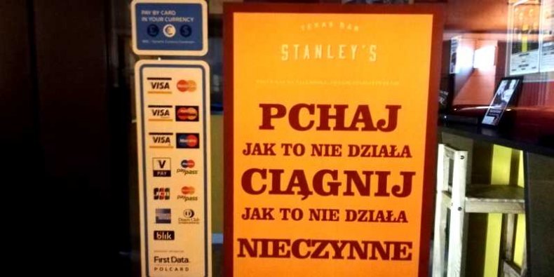 Instrukcja wejścia do baru: "Pchaj! Jak to nie działa: ciągnij. Jak to nie działa: nieczynne".
