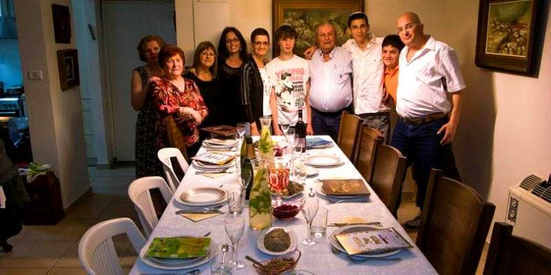 Izraelska rodzina przed rozpoczęciem Pesach