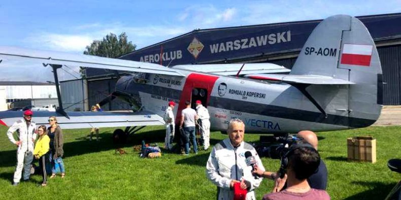 Romuald Koperski przed startem do Tokio z Lotniksa balice na Bemowie w Warszawie