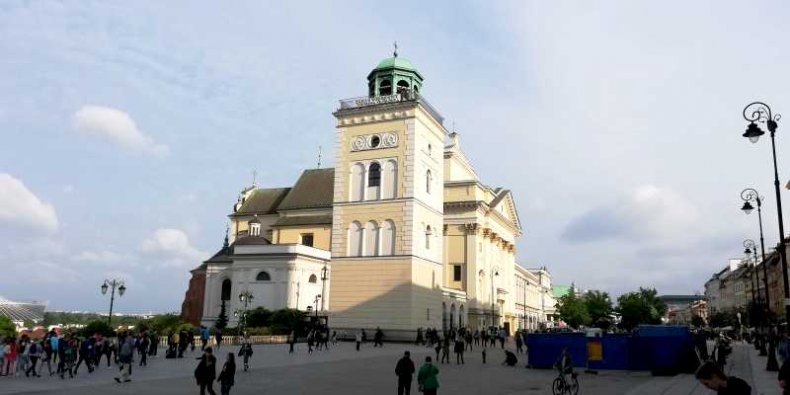 Widok na dzwonnicę i kościół Świętej Anny w Warszawie