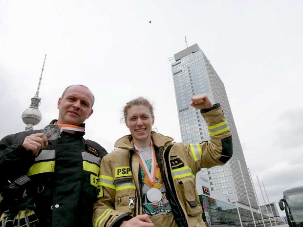 Team Warszawa po biegu. Strażacy: mł. kpt. Sylwia Zdrojewska (KP PSP Świecie) i kpt. Jarosław Białas (KM PSP Warszawa, JRG 6)