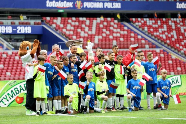 Drużyna z Warszawy (jasne stroje) i Kostrzyna (błękitne stroje) - finał U-12 XIX edycji Turnieju „Z Podwórka na Stadion o Puchar Tymbarku”!