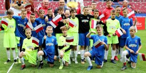 Drużyna z Warszawy (jasne stroje) i Kostrzyna (błękitne stroje) - finał U-12 XIX edycji Turnieju „Z Podwórka na Stadion o Puchar Tymbarku”!