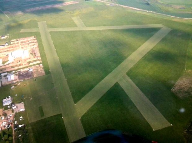 Lotnisko Przasnysz - widok z samolotu Aeroklubu Północnego Mazowsza, 12.06.2013 r.