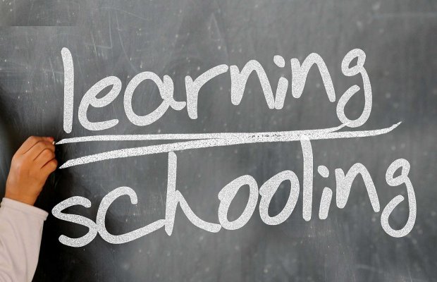 Tablica z angielskim napisem: learning (podkreślony podwójnie) schooling