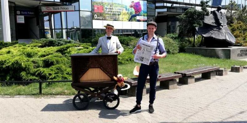 Kataryniarz (Jan Paweł Jastrzębski) i gazeciarz (Kacper Drozdowicz) z Kurjerem Warszawskim i prezydentem Starzyńskim