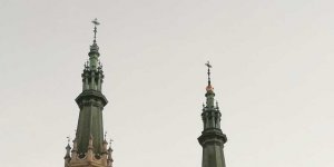 Wieże Kościoła Najświętszego Zbawiciela niby takie same a jednak po remoncie jedna korona pięknie świeci złotym druga zaśniedziała, bo pieniążków nie dostała.