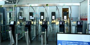 Lotnisko w Modlinie - bramki biometryczne