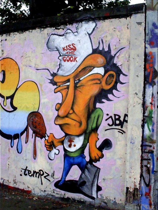 Graffiti na murze Wyścigów - Służewiec