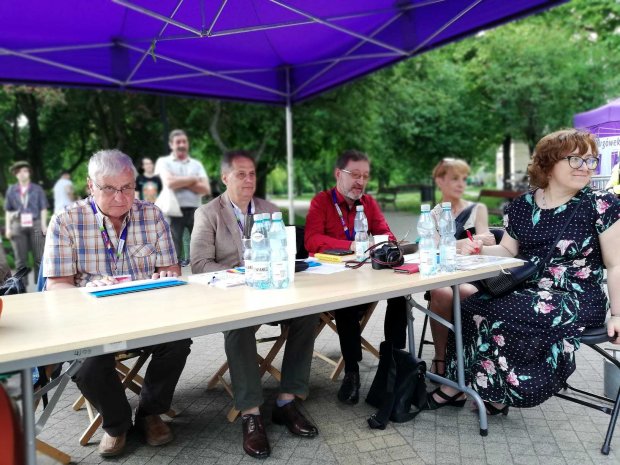 Jury Turnieju Wypowiedzi Satyrycznej o Laur Wiecha: siedzą od lewej: Krzysztof Jaślar, Cezary Domagała, Mirosław Gancarz