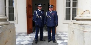 Warszawscy policjanci - z prawej inspektor Sławomir Cisowski, z lewej nadkomisarz Sylwester Marczak