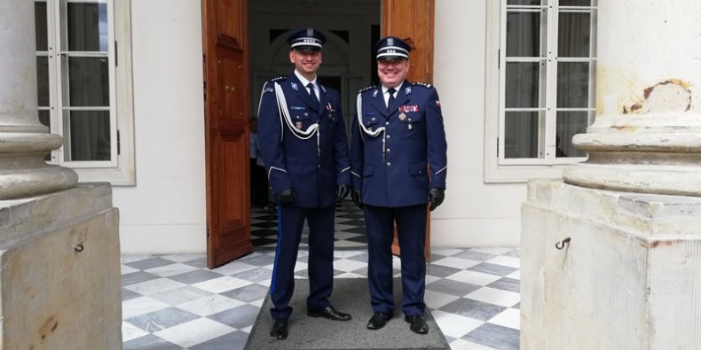 Warszawscy policjanci - z prawej inspektor Sławomir Cisowski, z lewej nadkomisarz Sylwester Marczak