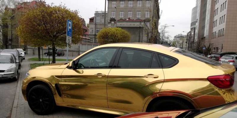 A ten kolor to żadna nowość na Mokotowie: Boney M. zagrało, kelner zgiął się wpół. Potem odjechało złote BMW. Śpiewało Lady Punk