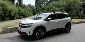 Citroen C5 Aircross na ulicy Rokitnickej przy Polu Mokotowskim