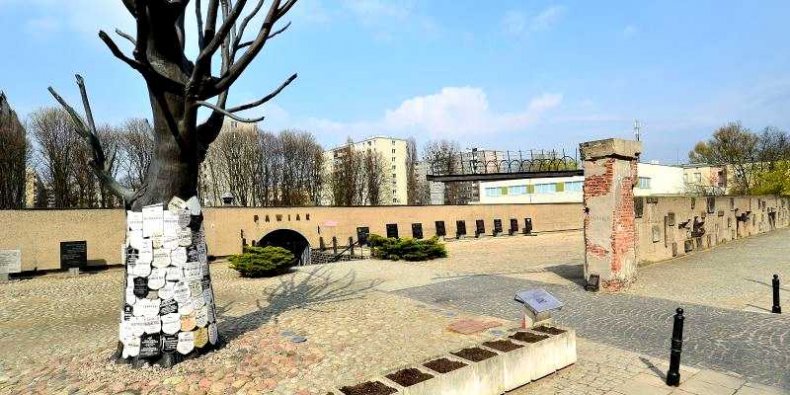 Pawiak - teren dawnego więzienia współcześnie, widok od ul. Dzielnej. Widoczne wejście do Muzeum Więzienia Pawiak