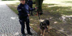 Piknik Komendy Stołecznej Policji w 100. rocznicę utworzenia Policji Państwowej - przewodnik ze swym specjalistą z Wydziału Wywiadowczo-Patrolowego KSP