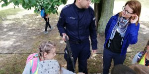 Piknik Komendy Stołecznej Policji w 100. rocznicę utworzenia Policji Państwowej - dzieci i przewodnik ze swym specjalistą z Wydziału Wywiadowczo-Patrolowego KSP