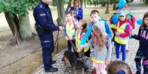 Piknik Komendy Stołecznej Policji w 100. rocznicę utworzenia Policji Państwowej - dzieci i przewodnik ze swym specjalistą z Wydziału Wywiadowczo-Patrolowego KSP