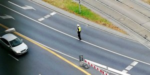 Policjant na skrzyżowaniu ulic Waryńskiego i Puławskiej