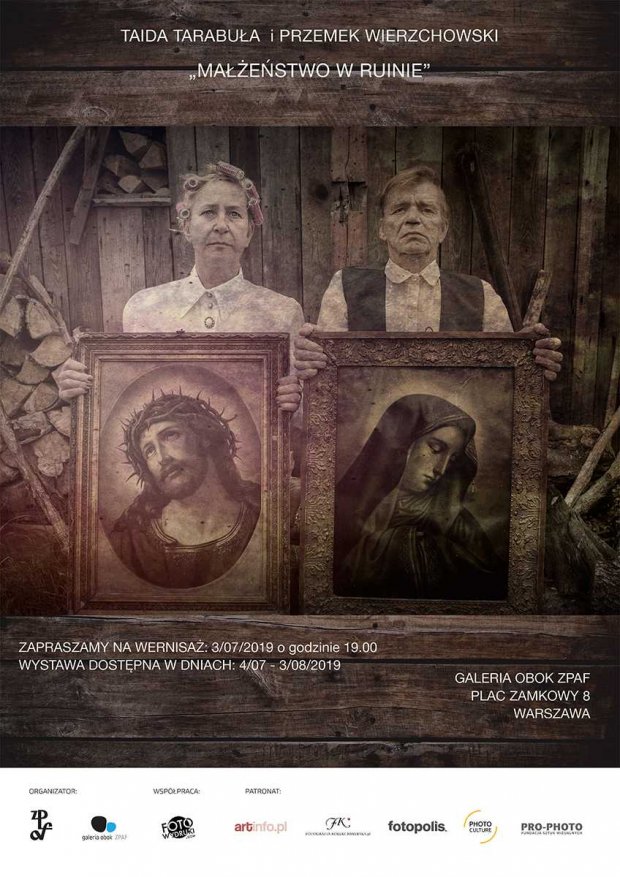 Plakat wystawy "Małżeństwo w ruinie" - duetu fotograficznego Taidy Tarabuły i Przemka Wierzchowskieg