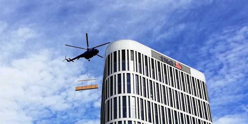 Śmigłowiec MI-8T nad budynkiem Plac Unii