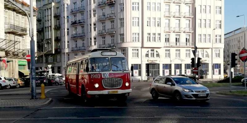 Autobus Jelcz "Ogórek" Klubu Miłośników Komunikacji Miejskiej na linii 100 - Plac Unii Lubelskiej