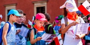 Dzieci śpiewają piosenki powstańcze