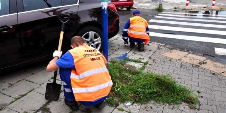 Prace społeczne dla miasta - to m.in. sprzątanie chodników