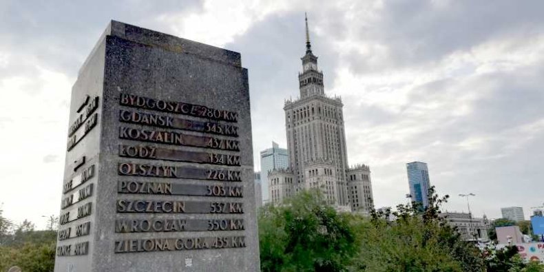 Słup kilometrowy - odległości mierzone od Poczty Głównej do jej odpowiednika w innym mieście.