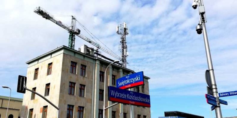 Maszt ze stacją bazową sieci 5G - testy operatora na warszawskim Powiślu