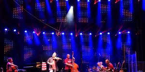 Nigel Kennedy z zespołem