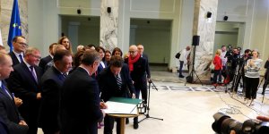 „Deklaracja wspólnych działań na rzecz jedności terytorialnej województwa mazowieckiego” - podpisuje prezydent Warszawy Rafał Trzaskowski