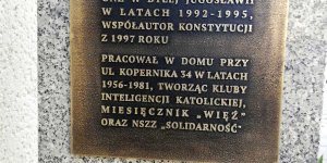 Tablica na pomniku Tadeusza Mazowieckiego