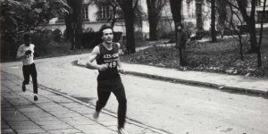 Robert Gawkowski w biegu Mila Uniwersytecka. Corocznie organizowany bieg na terenie głównego kampusu UW. Lata '90.