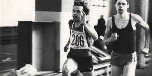 Robert Gawkowski (z lewej) zwycięża w biegu na 400 m. Halowe Akademickie Mistrzostwa Warszawy w lekkoatletyce. Rok 1988.