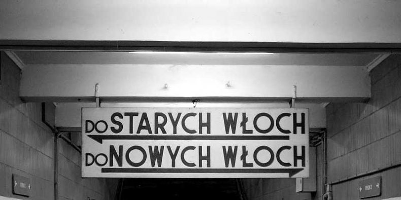 Stacja Warszawa Włochy, tablice kierunkowe: Do Starych Włoch, pod spodem do Nowych Włoch. Fot. Paweł Jackowski