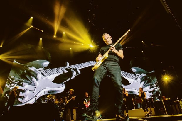 Eros Ramazzotti wśród gitar