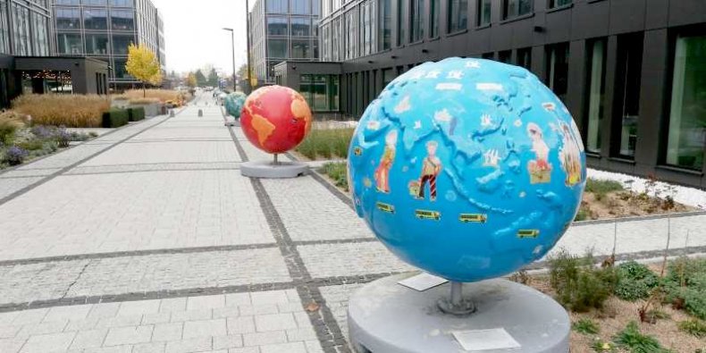 Aleja globusów przy ul. Krakowiaków