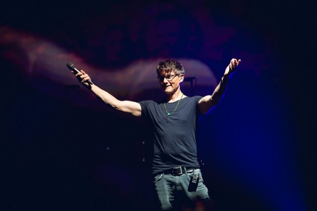 Morten Harket z mikrofonem ku widowni